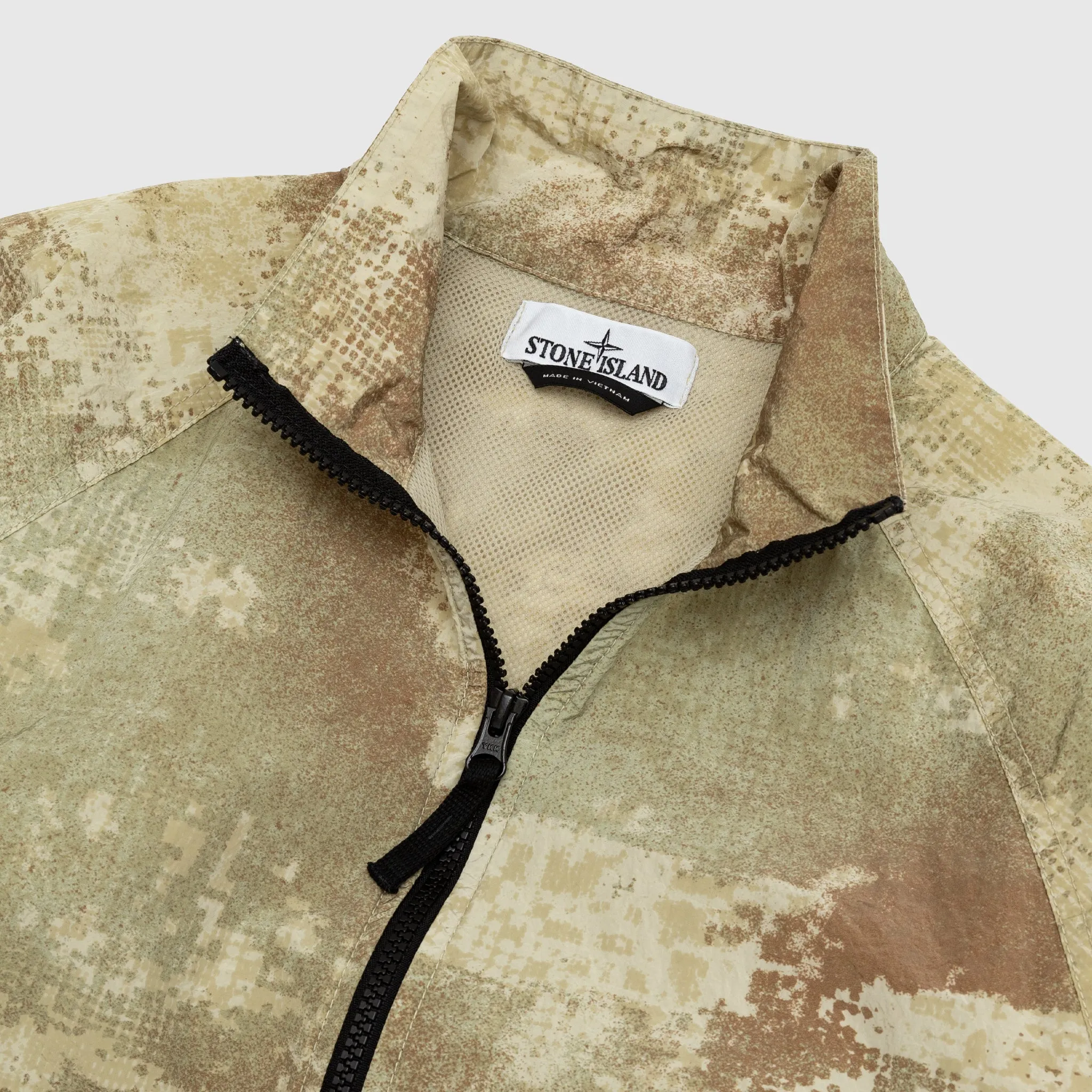 DISSOLVING GRID CAMO IN ECONYL® REGENERATED NYLON JACKET