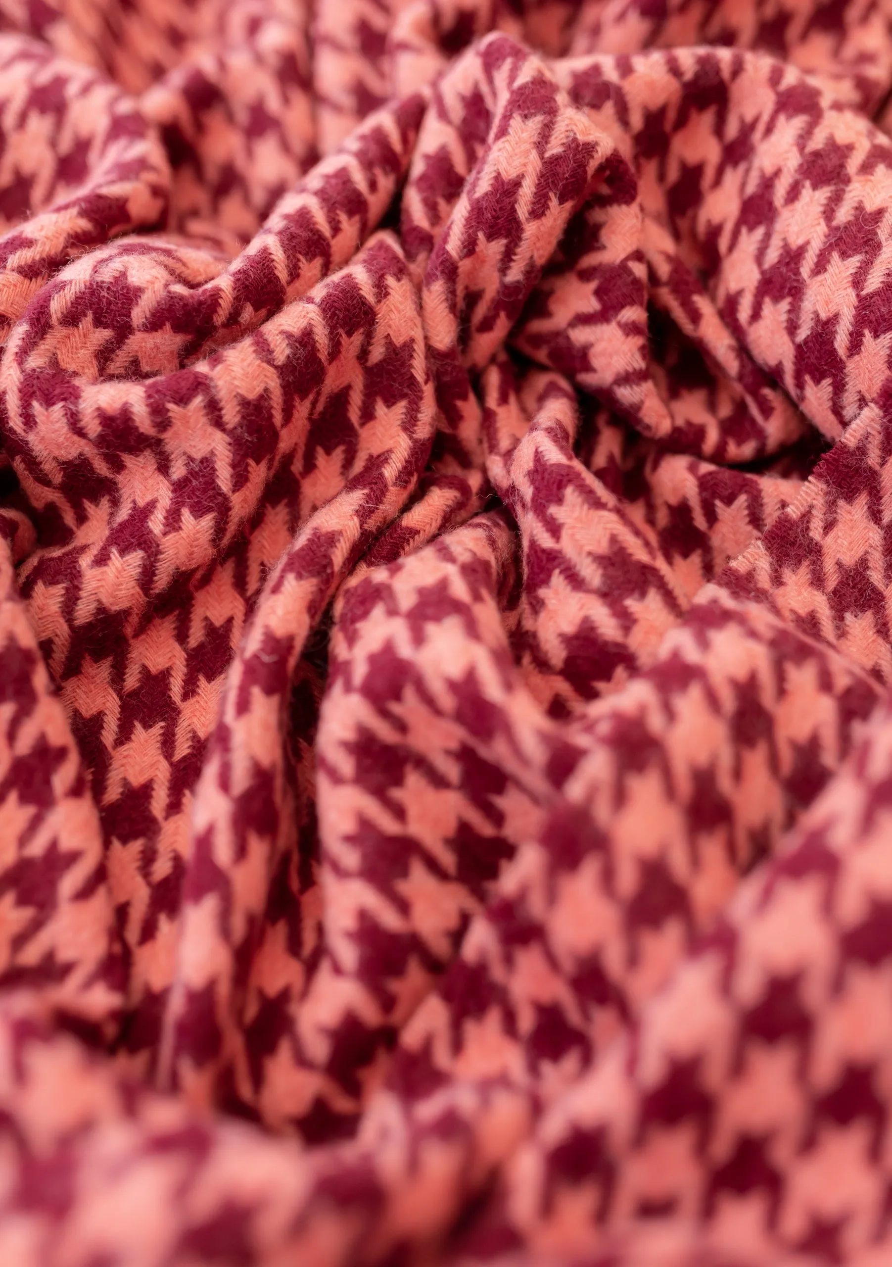 Men's Lambswool Scarf in Berry Houndstooth